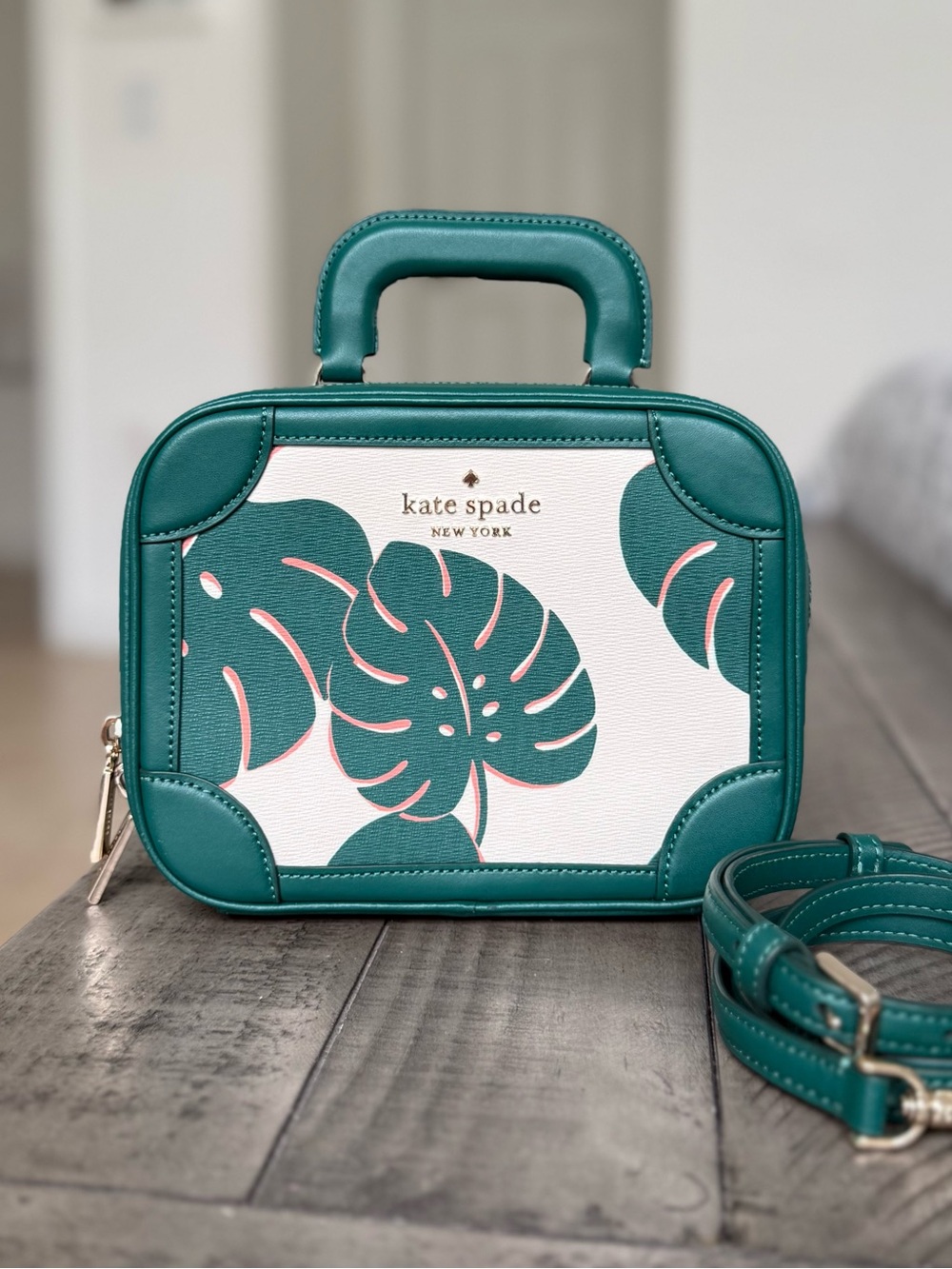 Kate Spade Monstera Tropical Leaves Traveler Trunk Crossbody Bag Green $349 MSRP